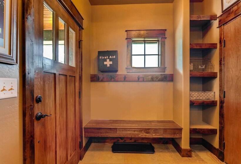 Dog Friendly Cabin In The Heart Of Grand Lake!