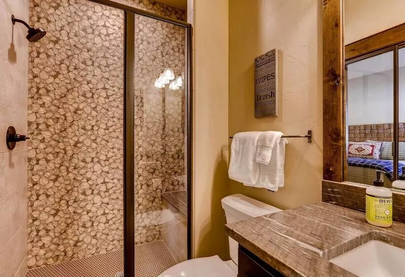 Dog Friendly Cabin In The Heart Of Grand Lake!