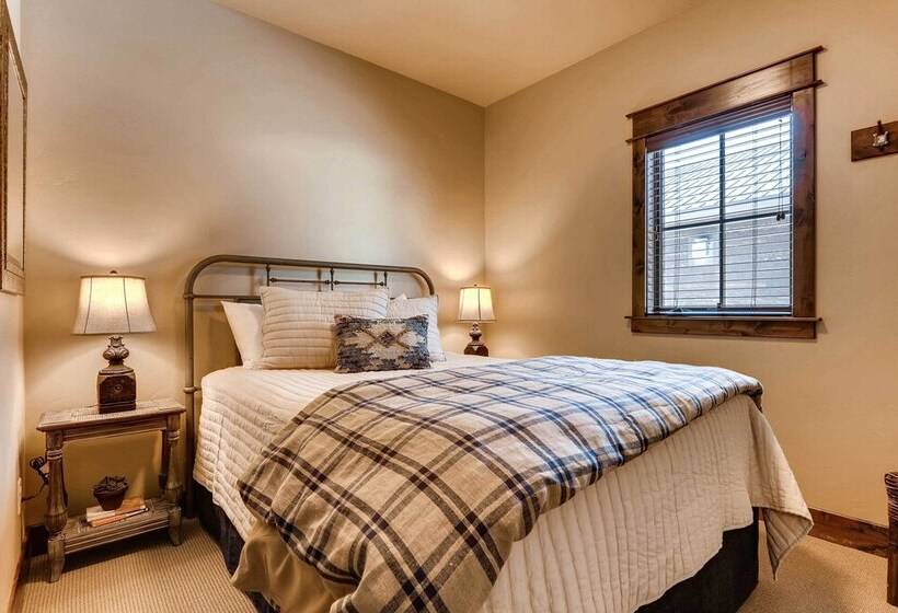 Dog Friendly Cabin In The Heart Of Grand Lake!