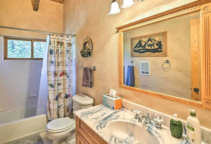 Peaceful Jefferson Cabin W/ Deck Pets Welcome!