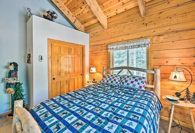 Peaceful Jefferson Cabin W/ Deck   Pets Welcome!