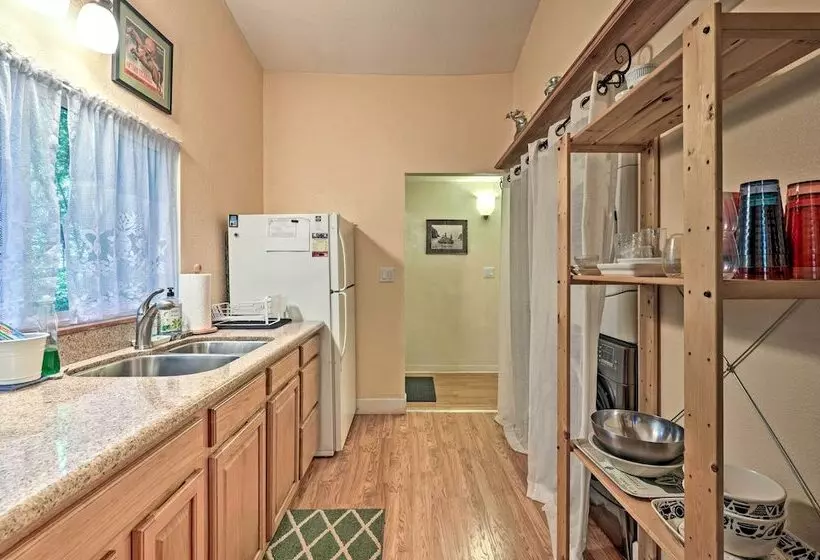 Quiet Cottage W/ Redwood Forest Views & Deck!