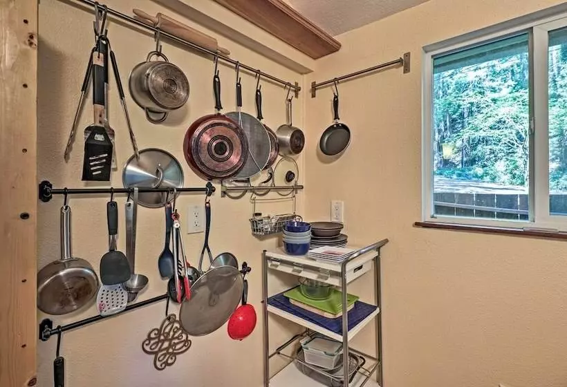Quiet Cottage W/ Redwood Forest Views & Deck!