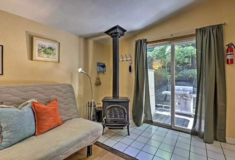 Quiet Cottage W/ Redwood Forest Views & Deck!
