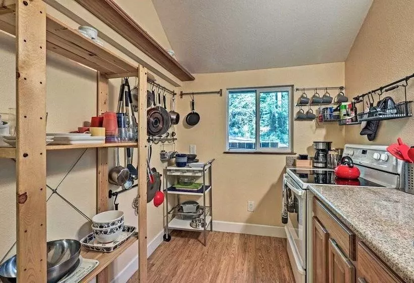 Quiet Cottage W/ Redwood Forest Views & Deck!