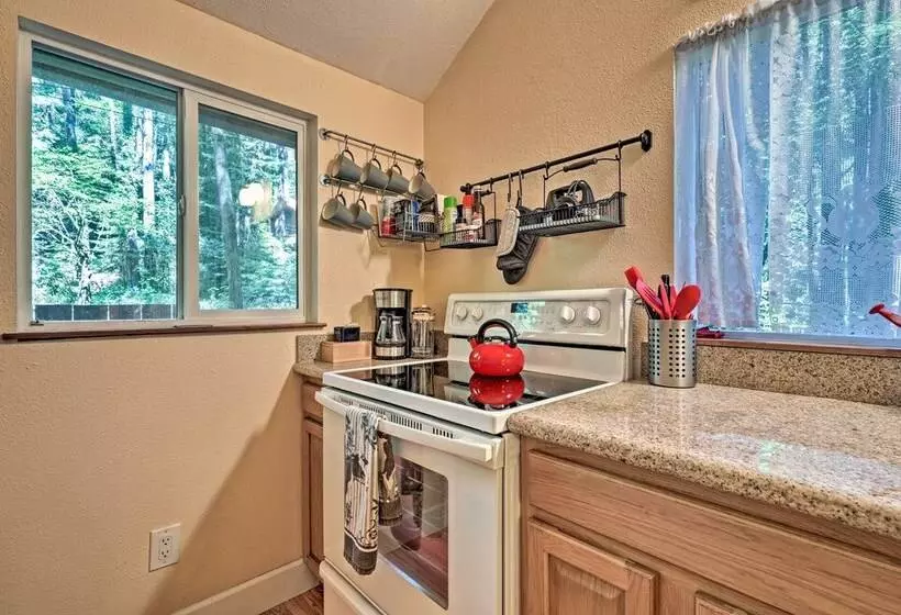 Quiet Cottage W/ Redwood Forest Views & Deck!