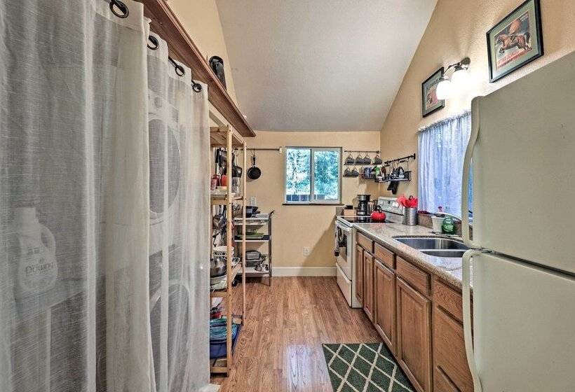 Quiet Cottage W/ Redwood Forest Views & Deck!