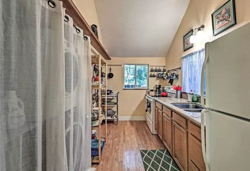 Quiet Cottage W/ Redwood Forest Views & Deck!