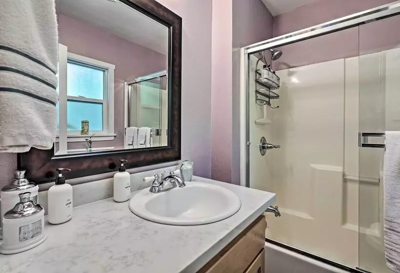 Redwoods Cabin W/ Hot Tub: Walk To Russian River!