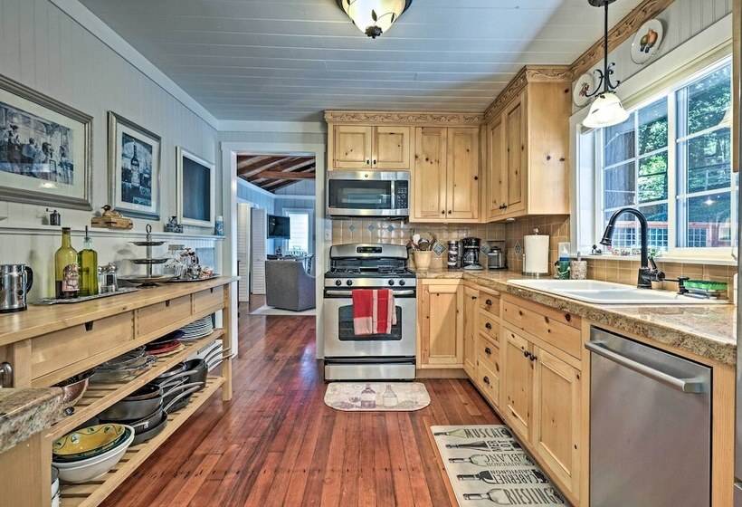 Redwoods Cabin W/ Hot Tub: Walk To Russian River!