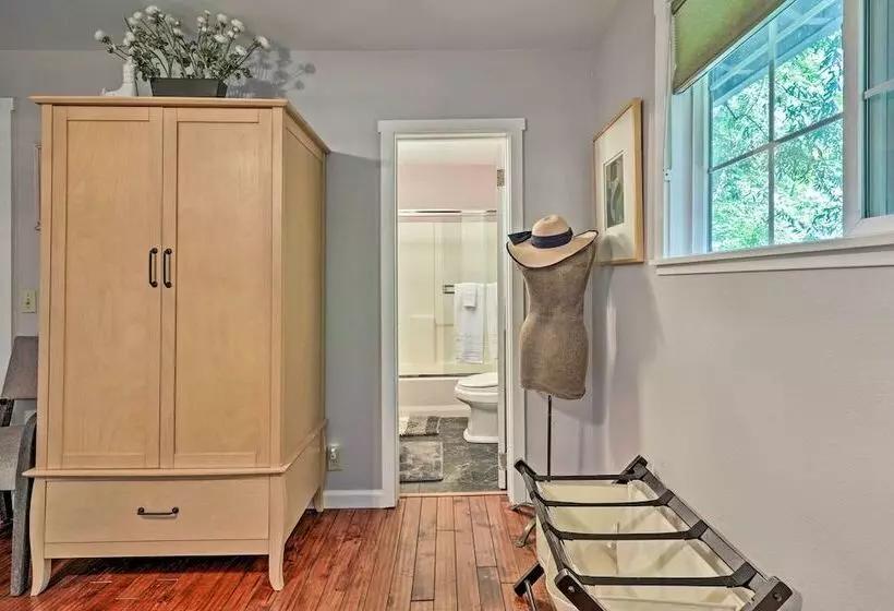 Redwoods Cabin W/ Hot Tub: Walk To Russian River!