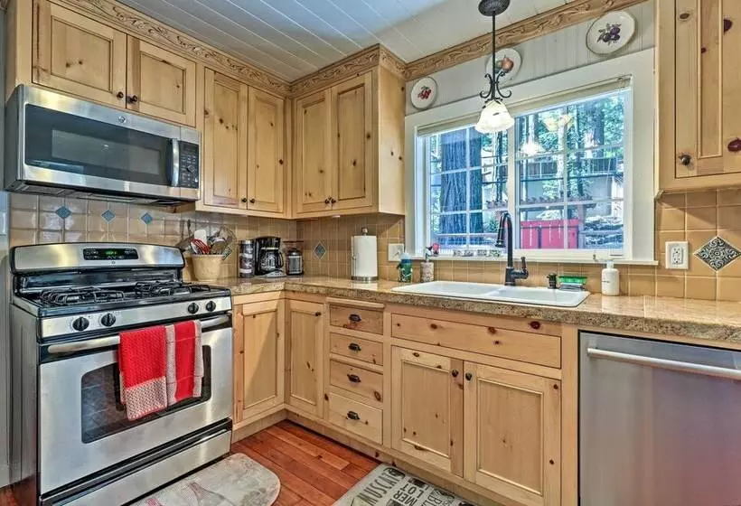 Redwoods Cabin W/ Hot Tub: Walk To Russian River!