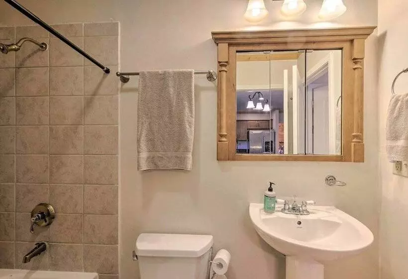 Riverfront Hideaway W/ Mtn Views In Marshall!