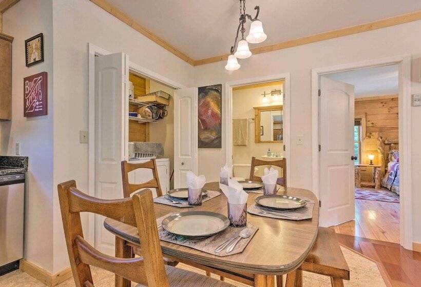 Riverfront Hideaway W/ Mtn Views In Marshall!