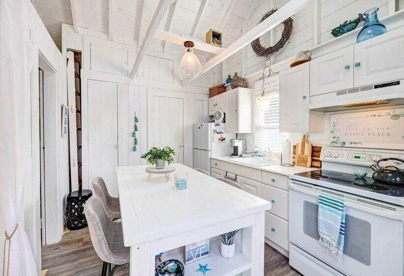 Serene Cape Cod Retreat Walk To Bay!