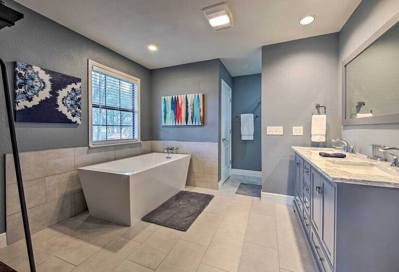 Spacious New Braunfels Escape W/ Private Deck!