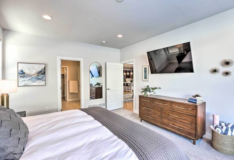 Hike & Ski: Stunning Home W/ Hot Tub In Granby!