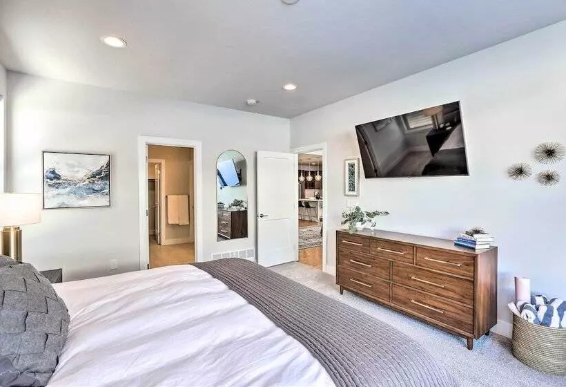 Hike & Ski: Stunning Home W/ Hot Tub In Granby!