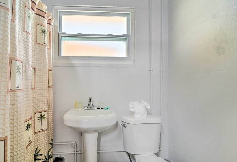 Sunny Seminole Home: Grill, Fire Pit & Fenced Yard