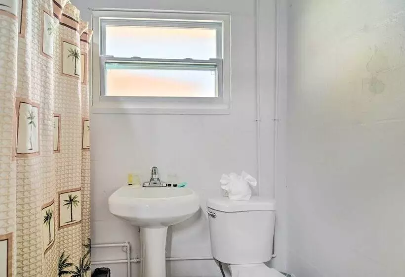 Sunny Seminole Home: Grill, Fire Pit & Fenced Yard