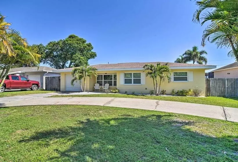 Sunny Seminole Home: Grill, Fire Pit & Fenced Yard