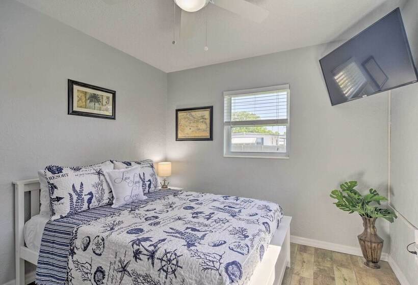 Sunny Seminole Home: Grill, Fire Pit & Fenced Yard