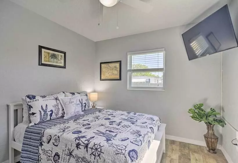 Sunny Seminole Home: Grill, Fire Pit & Fenced Yard