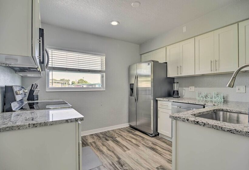 Sunny Seminole Home: Grill, Fire Pit & Fenced Yard