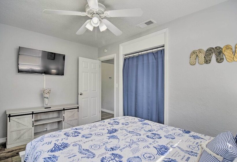 Sunny Seminole Home: Grill, Fire Pit & Fenced Yard