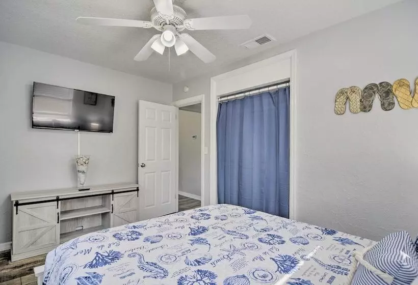 Sunny Seminole Home: Grill, Fire Pit & Fenced Yard