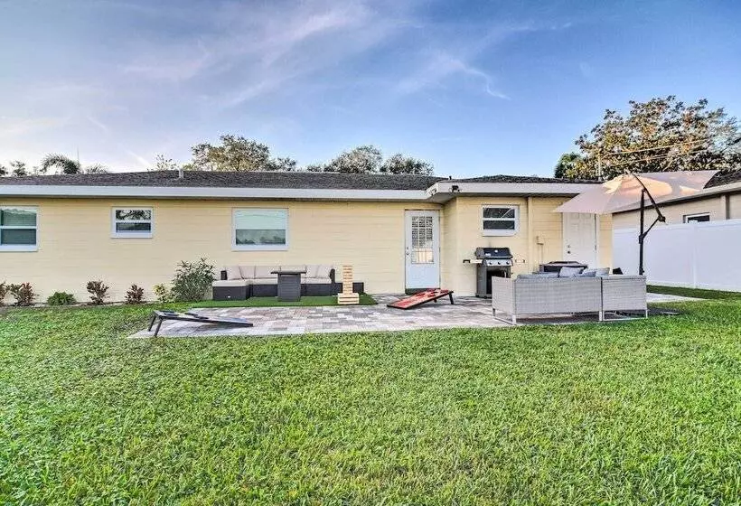 Sunny Seminole Home: Grill, Fire Pit & Fenced Yard