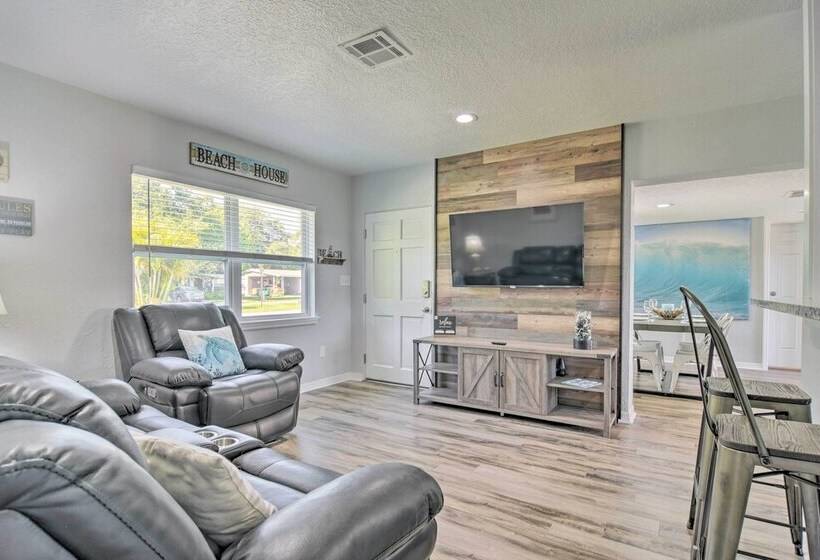 Sunny Seminole Home: Grill, Fire Pit & Fenced Yard