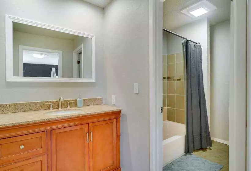 Updated Buffalo Springs House On The Lake!