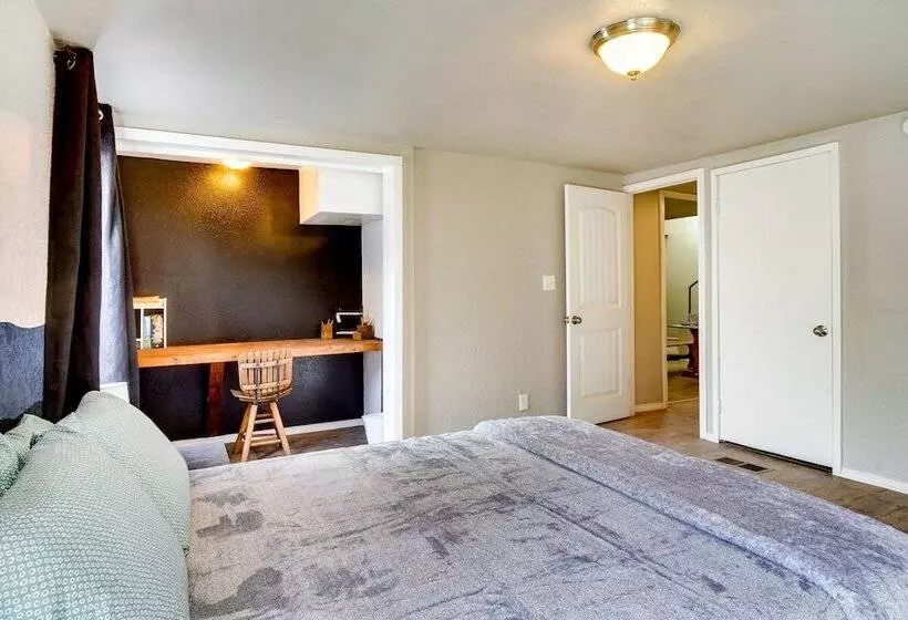 Updated Buffalo Springs House On The Lake!