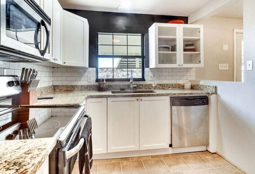 Updated Buffalo Springs House On The Lake!