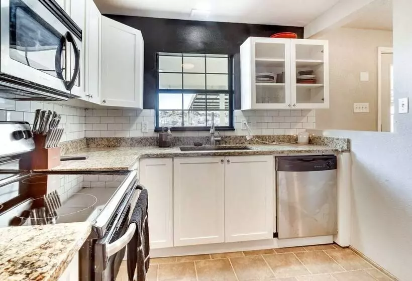 Updated Buffalo Springs House On The Lake!