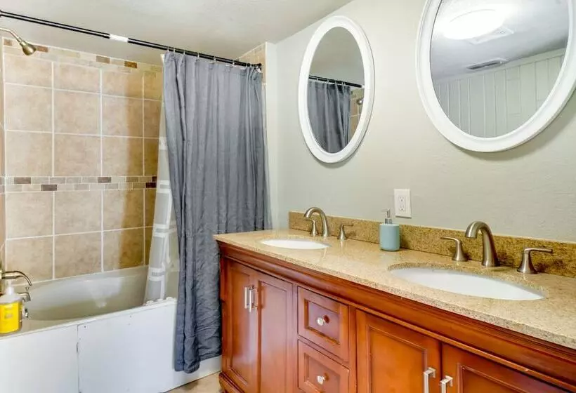 Updated Buffalo Springs House On The Lake!