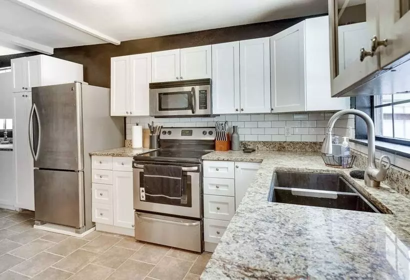 Updated Buffalo Springs House On The Lake!