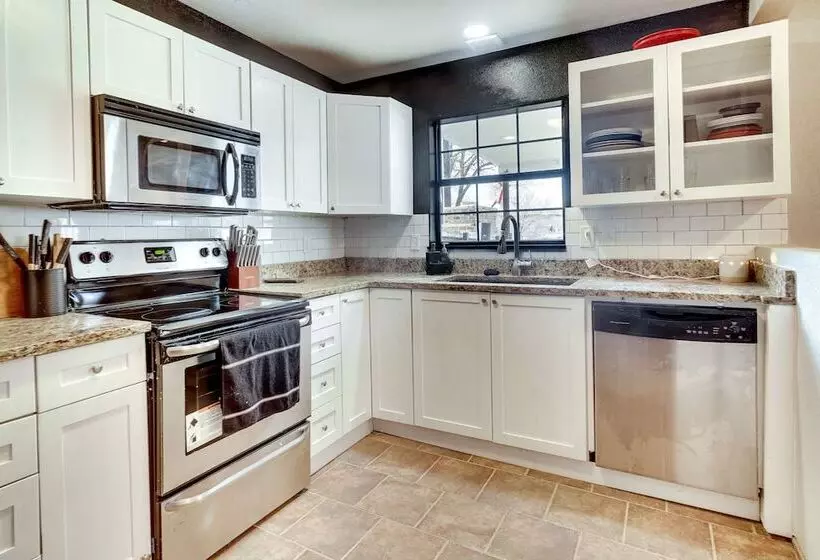 Updated Buffalo Springs House On The Lake!