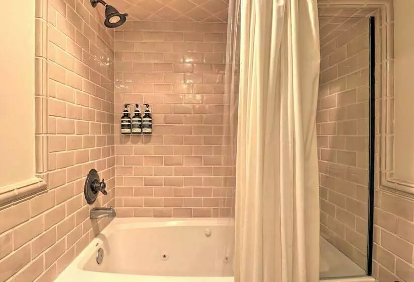 2.5 Acre Lake Toxaway Mtn Lodge W/ Tree House!
