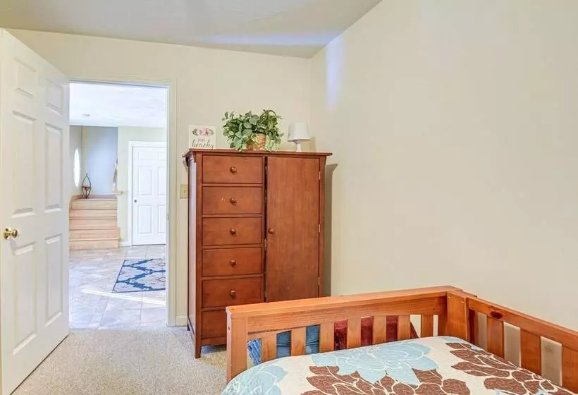 4 Season Home: Fireplace & Fire Pit In Barnstead