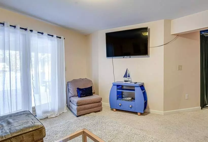 4 Season Home: Fireplace & Fire Pit In Barnstead