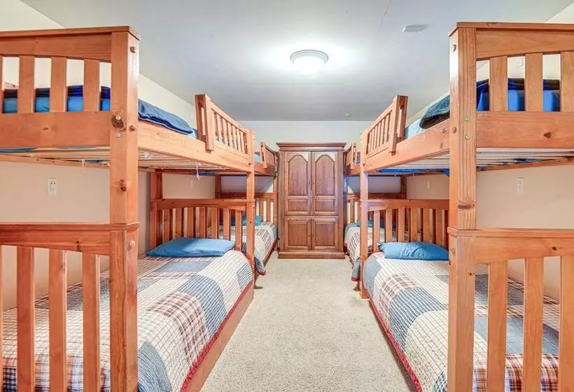 4 Season Home: Fireplace & Fire Pit In Barnstead