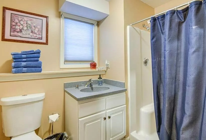 4 Season Home: Fireplace & Fire Pit In Barnstead