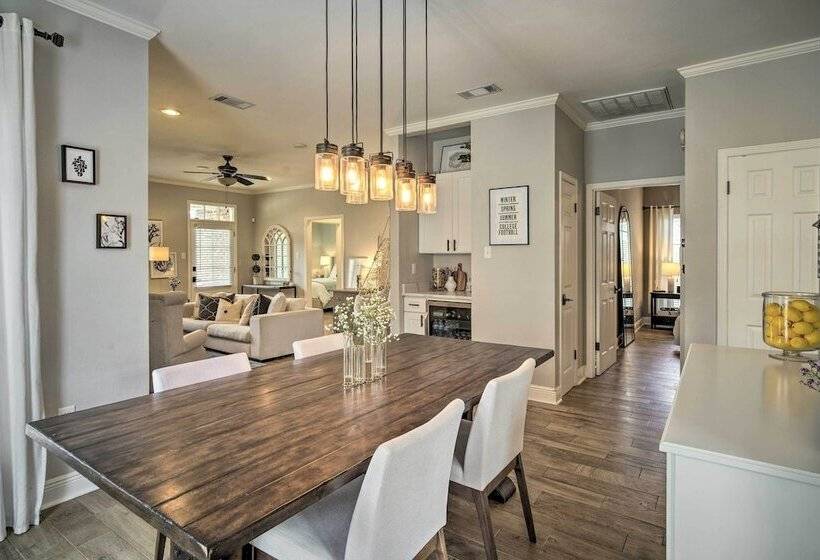 Baton Rouge Game Day House W/ Chic Yard Space