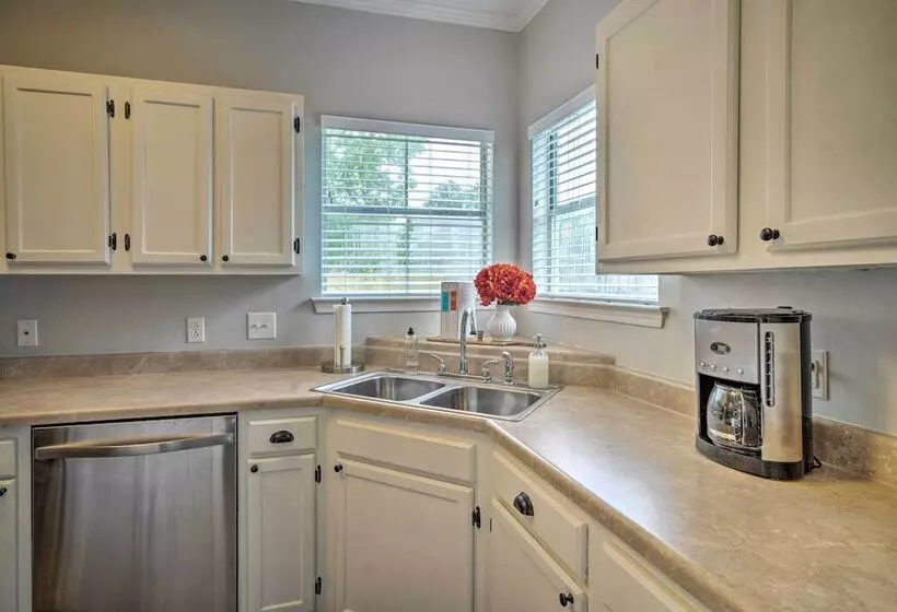 Baton Rouge Game Day House W/ Chic Yard Space