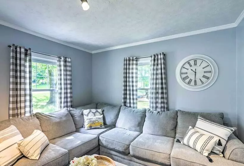 Bright Parma Home W/ Outdoor Space < 10 Mi To Dtwn