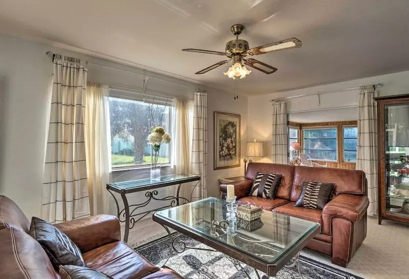 Charming Port Charlotte Home W/ Lanai & Pool!