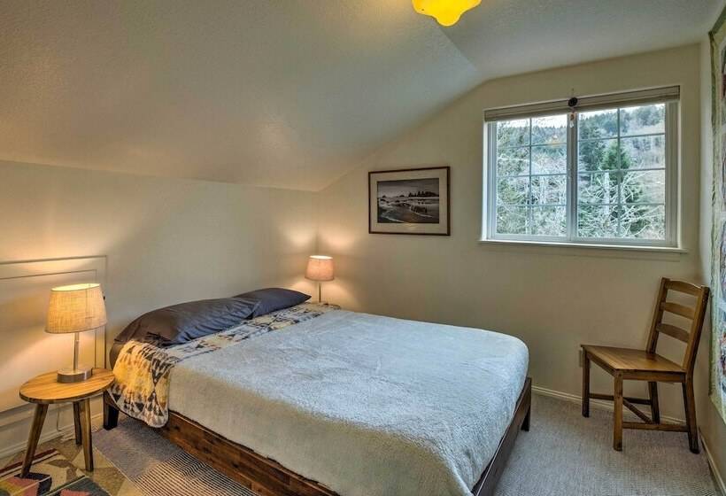 Charming Rockaway Beach House, Walk To Ocean!