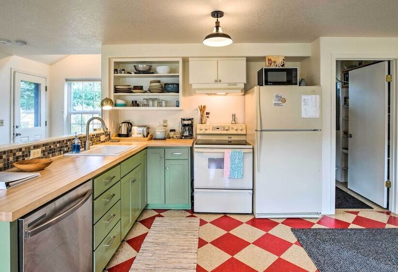 Charming Rockaway Beach House, Walk To Ocean!